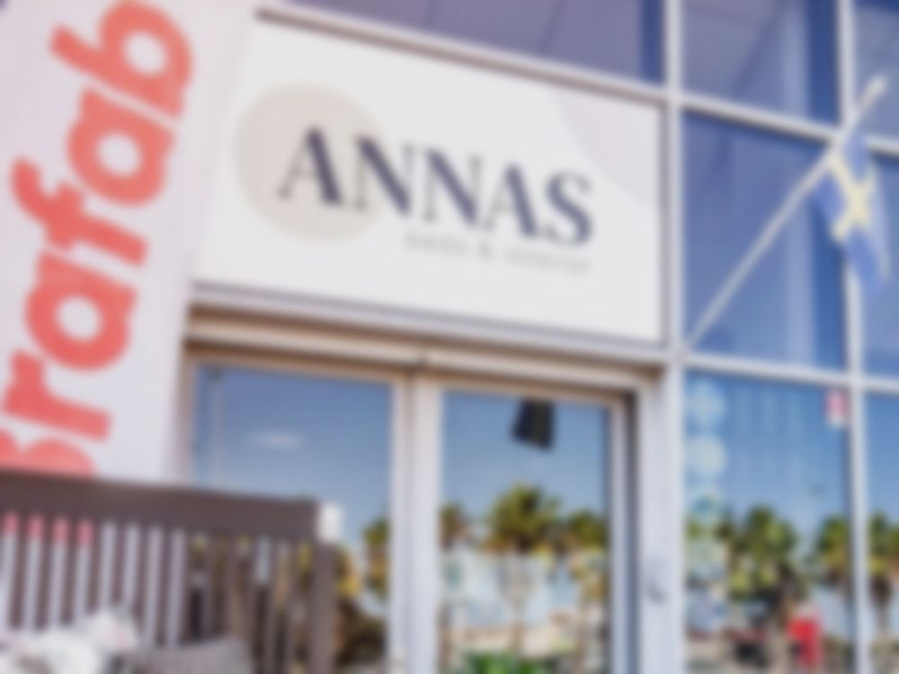 Annas butik i Torrevieja med skylten över entrén, suddig i bakgrunden.