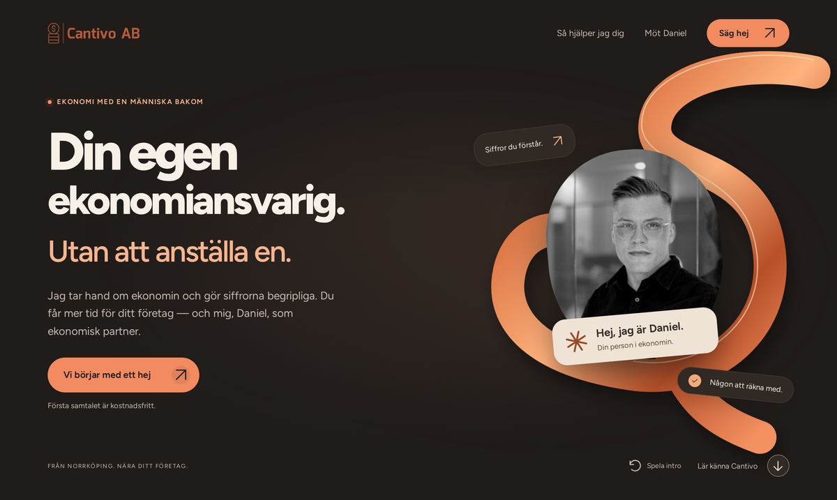 Startsidan på cantivo.se i en dator: rubriken Din egen ekonomiansvarig. Utan att anställa en., kopparbandet och ett porträtt av Daniel. I mörkt läge.